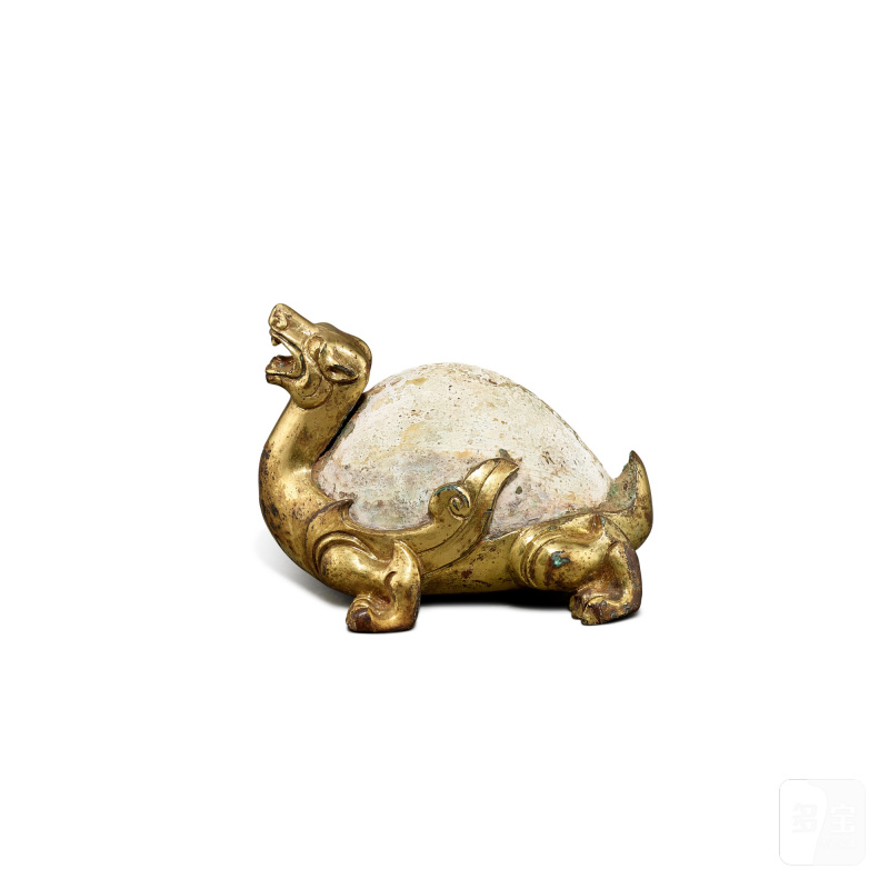 An archaic gilt-bronze and cowrie shell stag-form 'mythical beast' weight, Western Han dynasty | 西漢 銅鎏金嵌貝辟邪席鎮 - 图4
